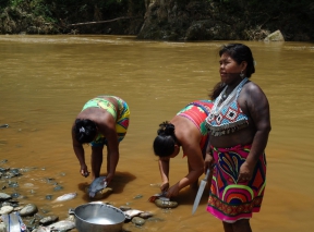 Индейцы эмбера в Заповеднике Чагрес. Панама